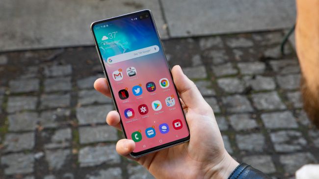Illustration of Galaxy S10 seen up close from the front, showing the location of the 10MP Selfie camera